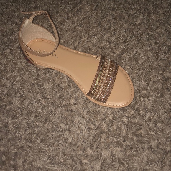 🌺Tan & Gold Sequin Sandals🌺 - Picture 1 of 4
